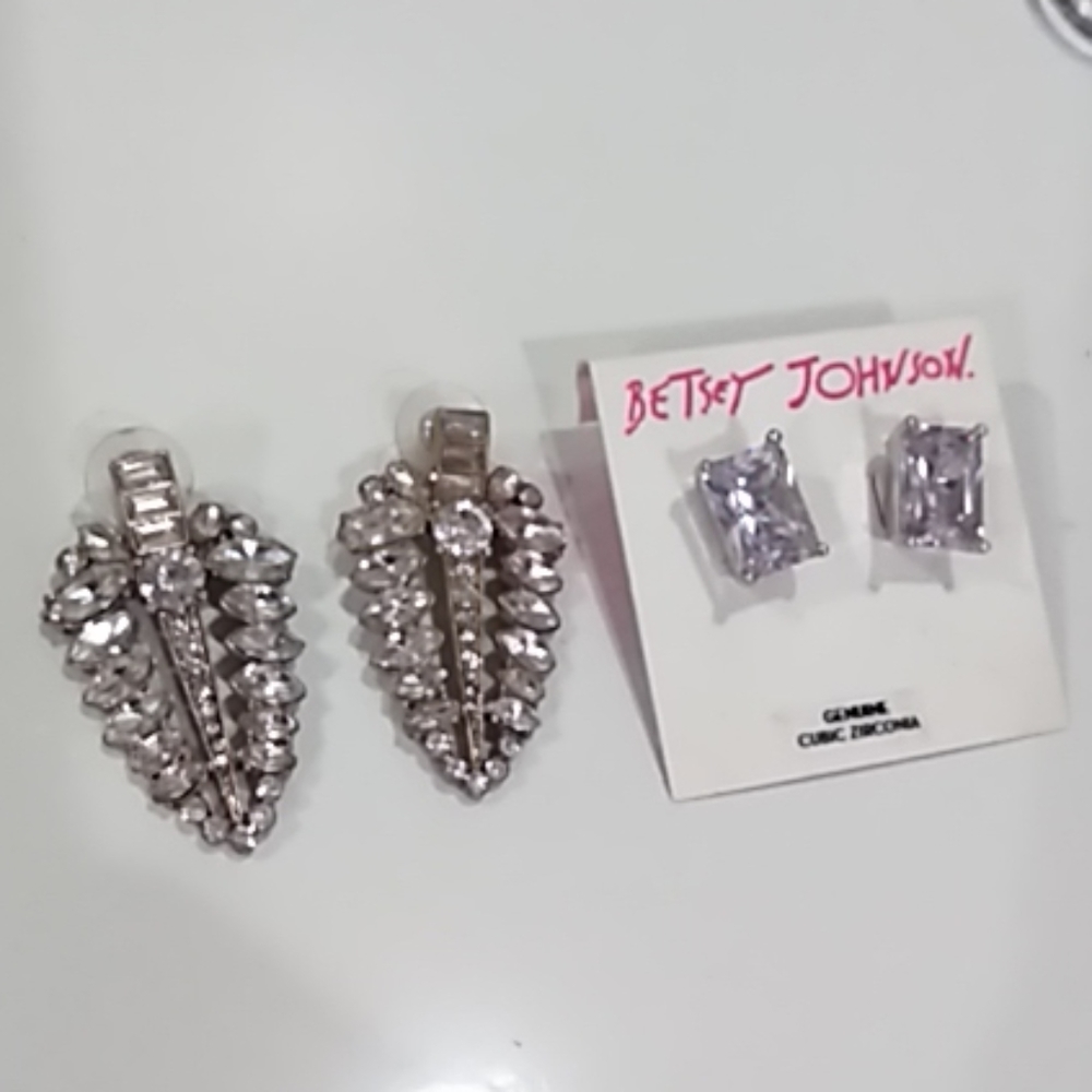 2 women's earrings